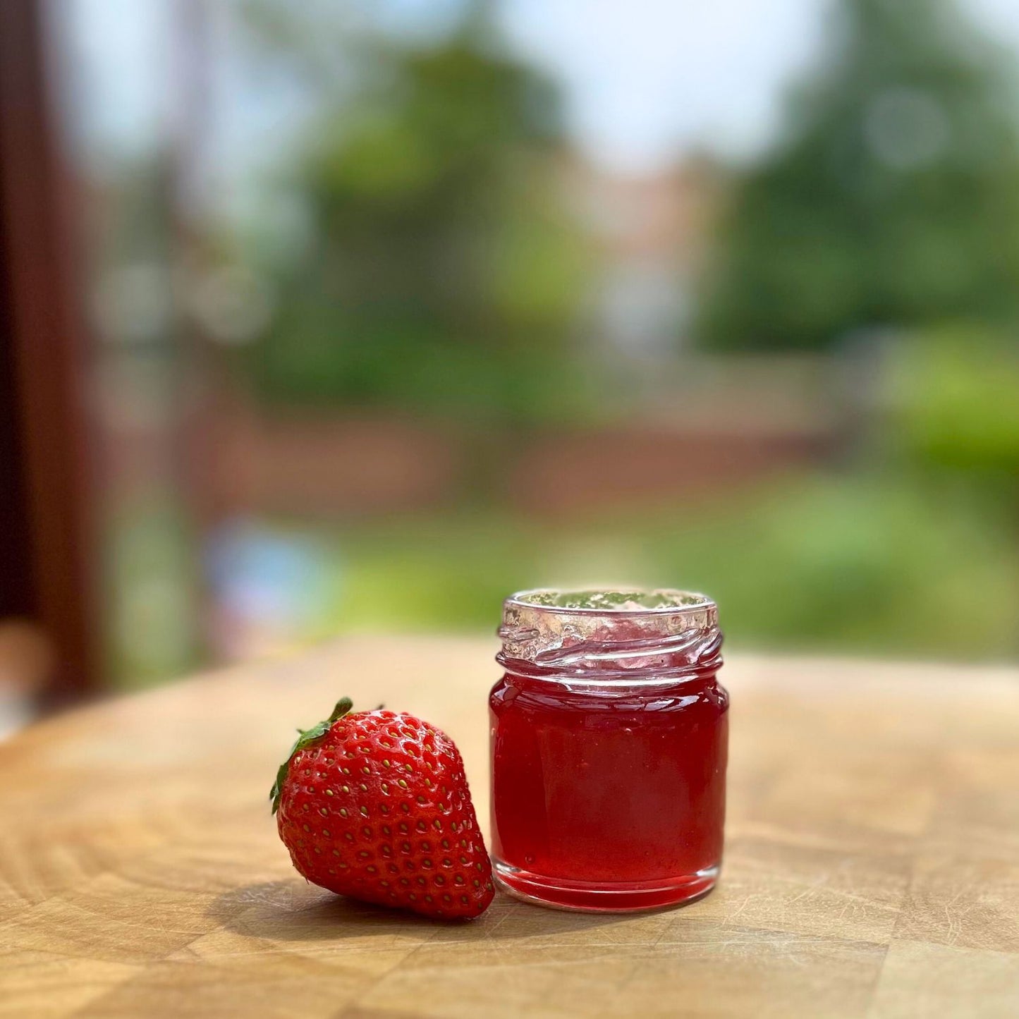 Bramley & Sage 1.5oz 42ml Miniature Round Glass Jars with Gold Lids